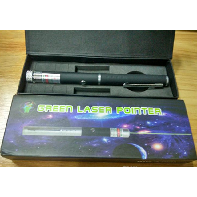 Прибор лазерная указка по размерам и по внешнему виду напоминает обычную ручку.