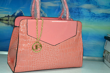 Красивая розовая, лаковая сумка
