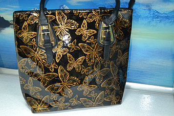 Красивая  лаковая сумка с бабочками
