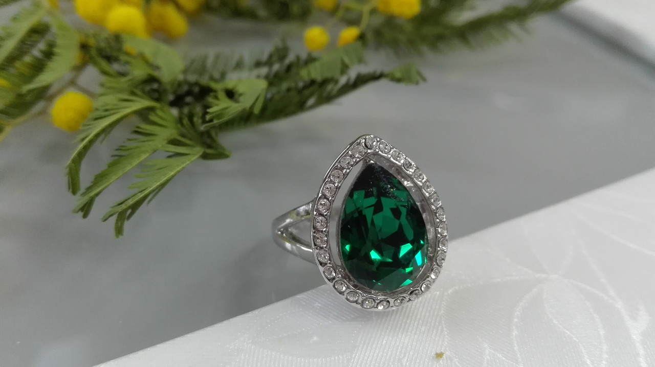 Перстень в серебре с зеленым камнем