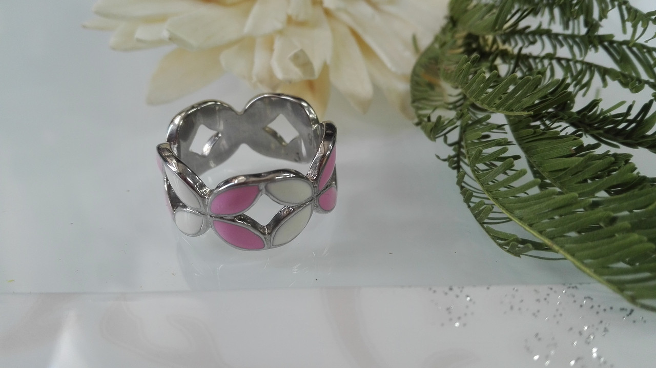  Кольцо с эмалью, бело - розового цвета