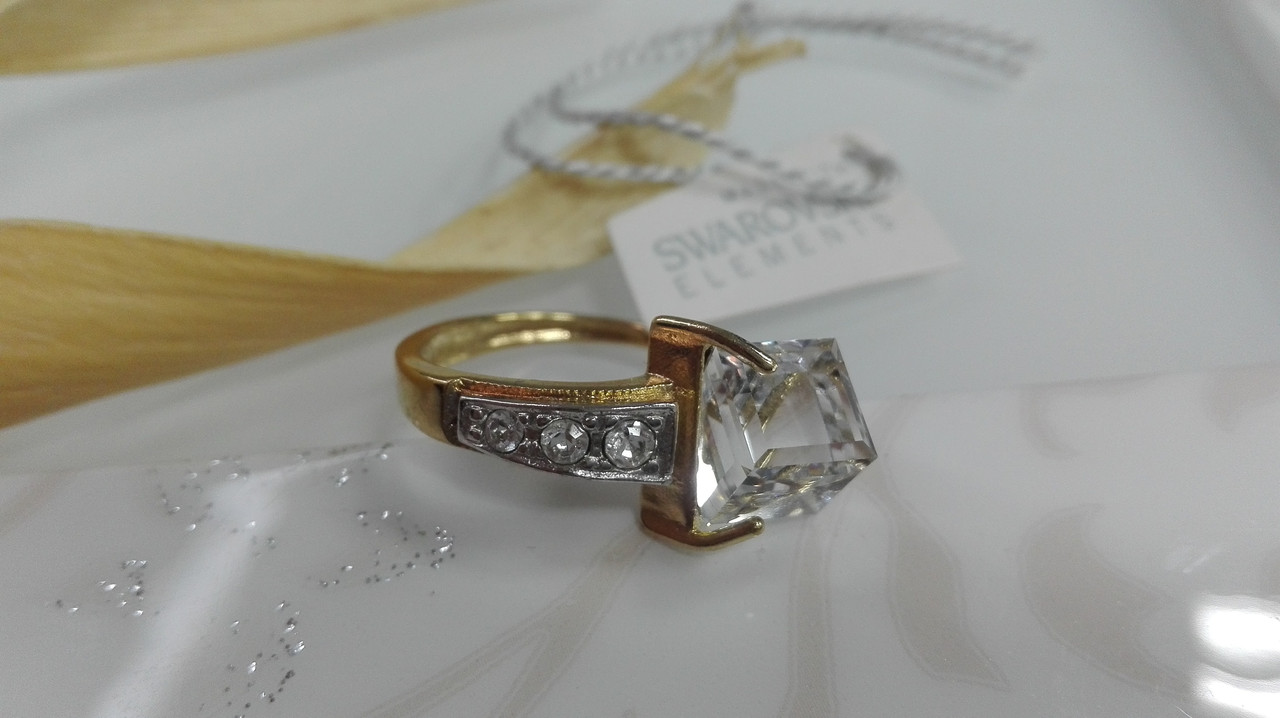 Кольцо красивое, с крупным кристаллом Swarovski