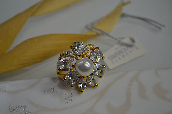 Красивое кольцо с   кристаллами Swarovski  и жемчугом