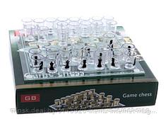 НАБОР ДЛЯ ПИТЬЯ стекло/пластмасса сувенирный “Шахматы” : доска шахматная, стопки пластмассовые 32 шт. 10 мл