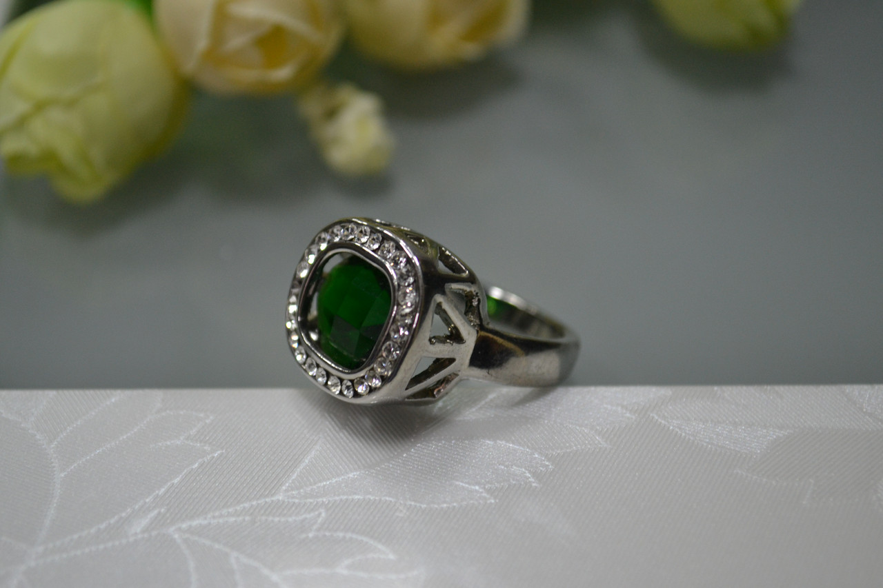 Красивое кольцо с зеленым  камнем