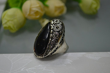 Женский перстень с черным  камнем