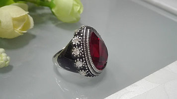 Красивый перстень с красным камнем