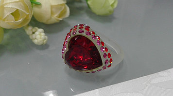 Красивое кольцо Сердце с красным камнем