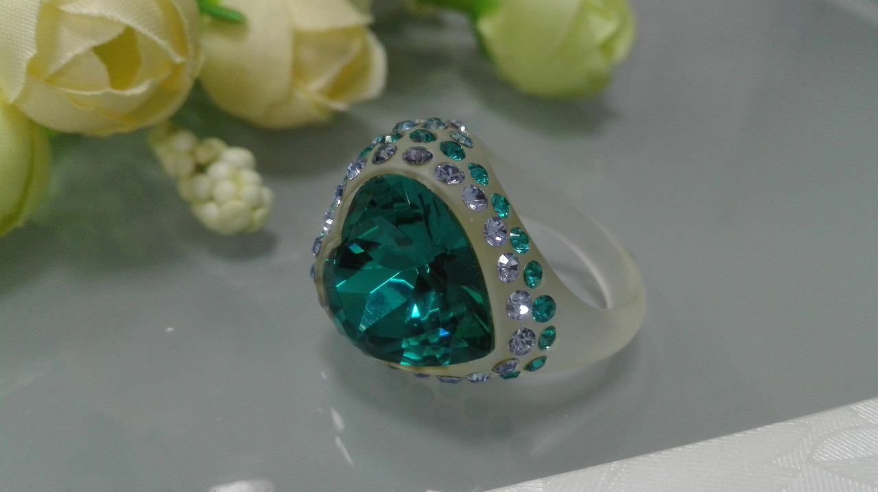 Красивое кольцо Сердце, с зеленым камнем
