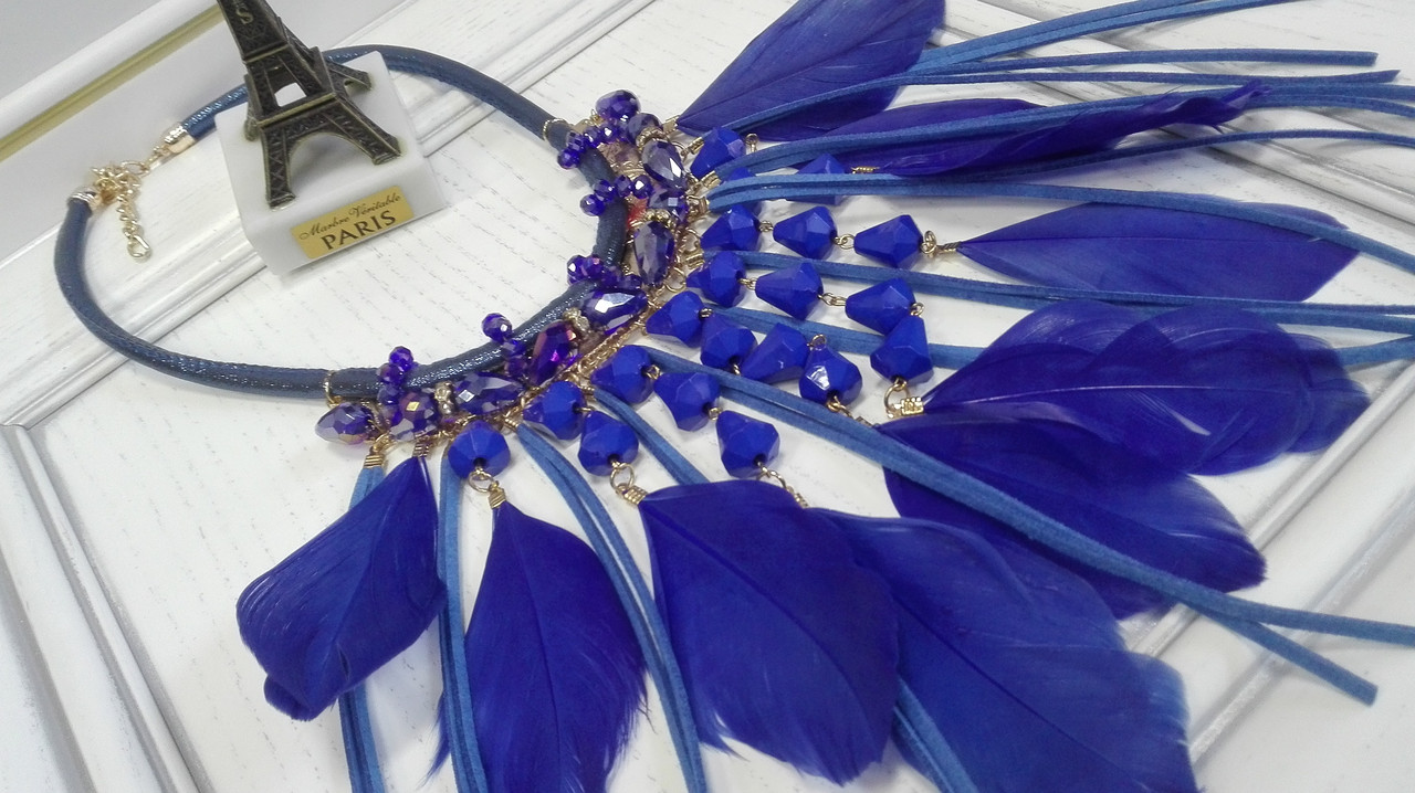 Красивое  ожерелье  с перьями