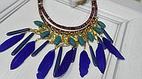 Красивое ожерелье с перьями