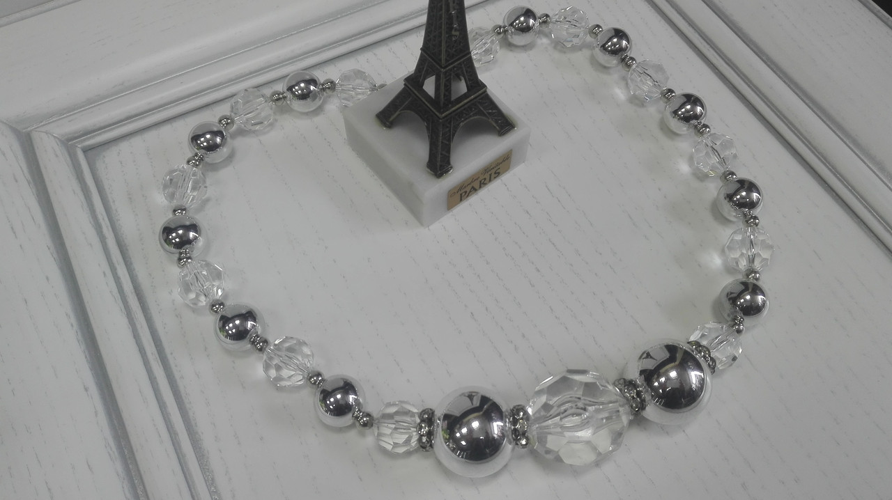 Красивое ожерелье с камнями