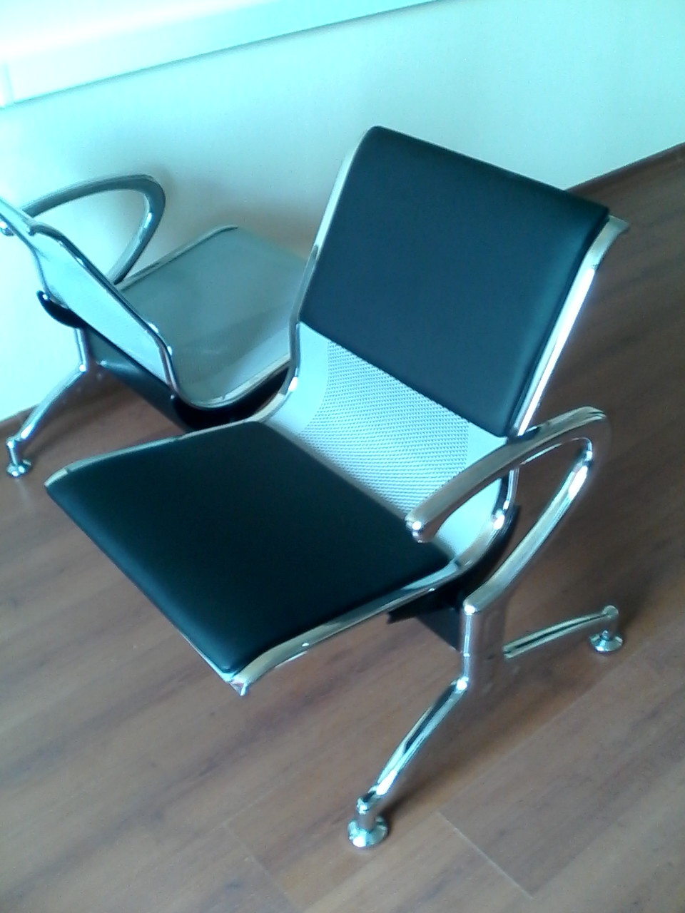 Кресло с перфорированным сидением с подлокотниками различной конфигурации - фото 5 - id-p6701460