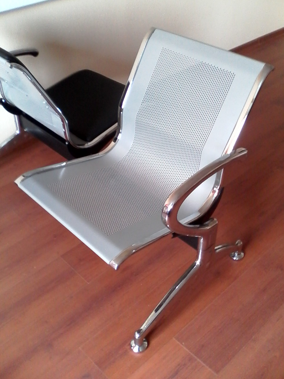 Кресло с перфорированным сидением с подлокотниками различной конфигурации - фото 6 - id-p6701460