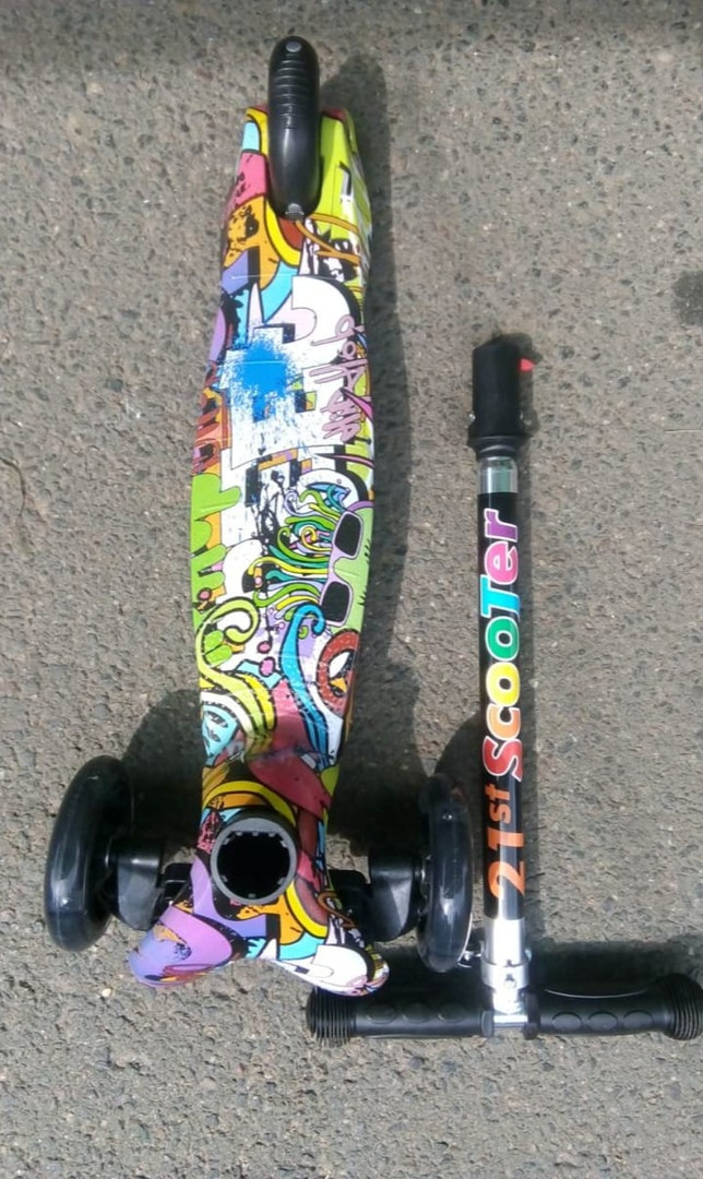 САМОКАТ MINI SCOOTER PRINT ГРАФФИТИ (светящееся колесо, регулируемая ручка)