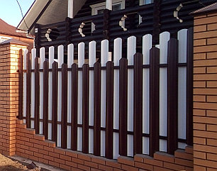 Забор из металлического штакетника (односторонний штакетник/двухсторонняя зашивка) высота 2 м, фото 2