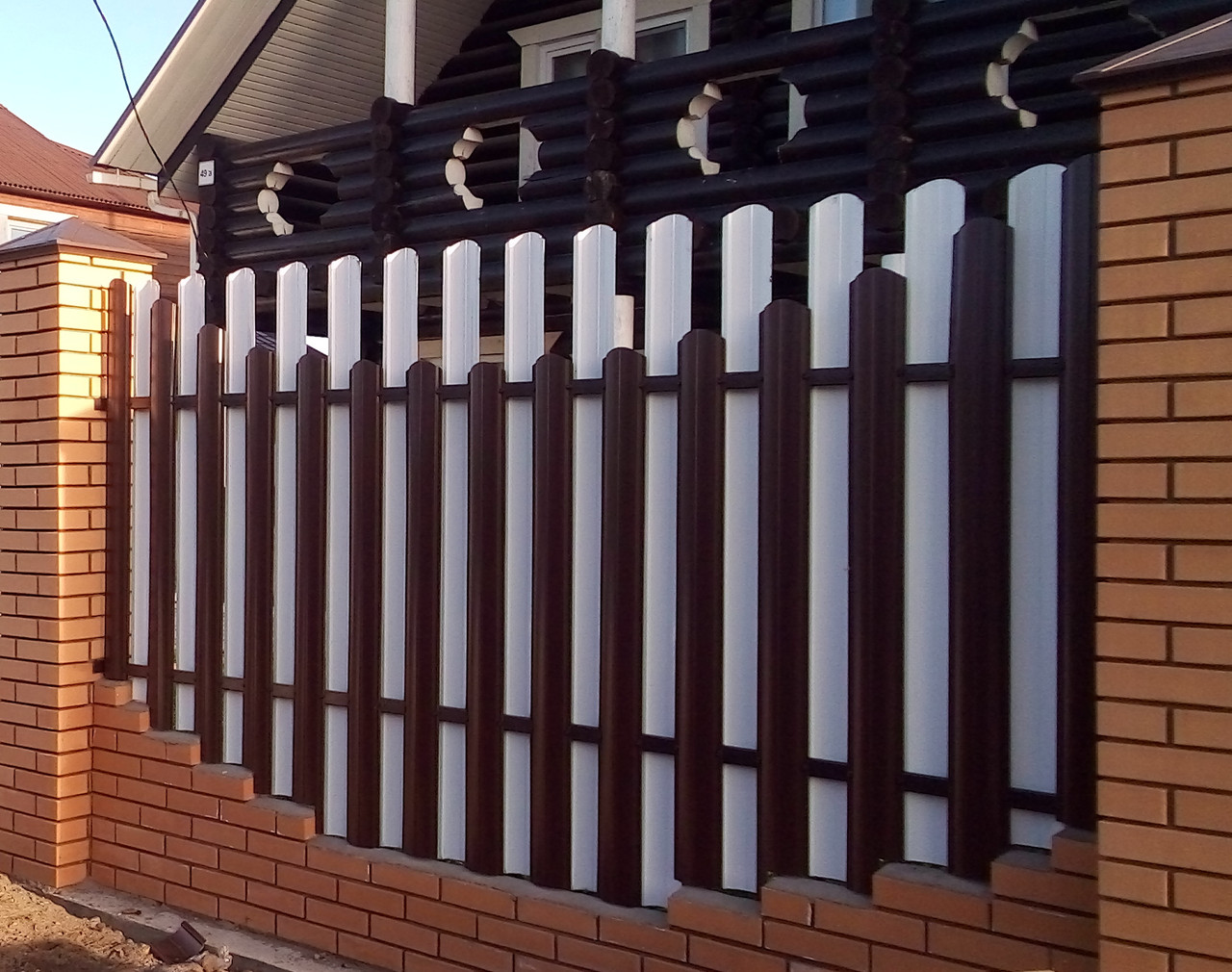 Забор из металлического штакетника (односторонний штакетник/двухсторонняя зашивка) высота 2 м