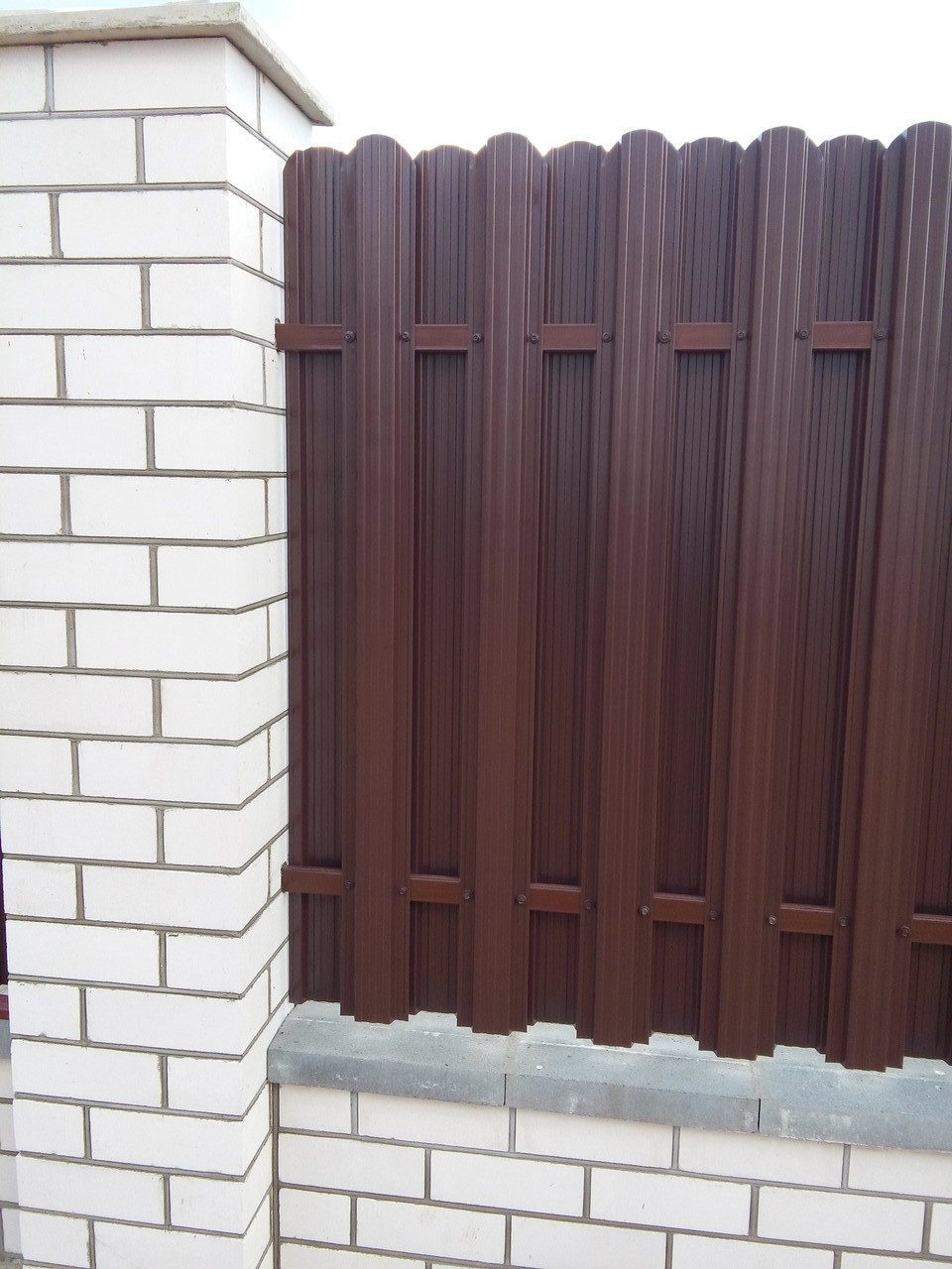 Забор из металлического штакетника (двухсторонний штакетник/двухсторонняя зашивка) высота 1,2м - фото 2 - id-p49499729