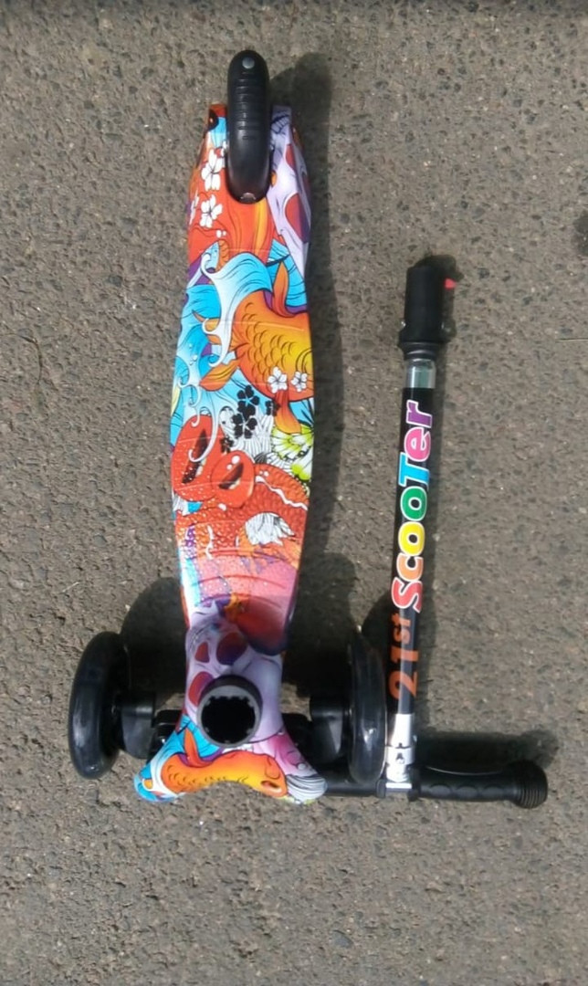 САМОКАТ MINI SCOOTER PRINT ГРАФФИТИ (светящееся колесо, регулируемая ручка)