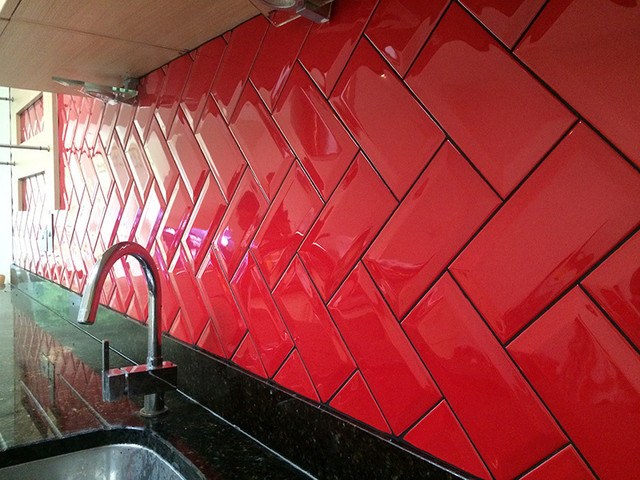 Плитка Monopole Rojo Brillo Bisel для кухни - фото в интерьере