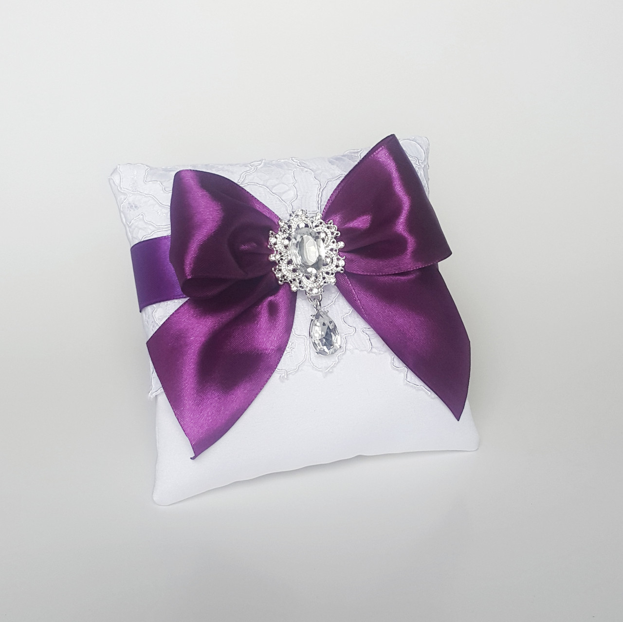 Подушечка для колец  "PERFECT" в фиолетовом цвете с кружевом и брошью