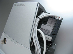 Комплект электропривода для откатных ворот Nice Robus 1000 (RB1000BDKIT) - фото 3 - id-p96966664