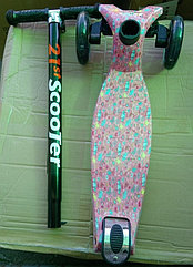 ДЕТСКИЙ САМОКАТ SCOOTER GRAFFITI  MAXI PRINT   3 -Х КОЛЕСНЫЙ (РЕГ. РУЧКА, СВЕТ.КОЛЕСО)