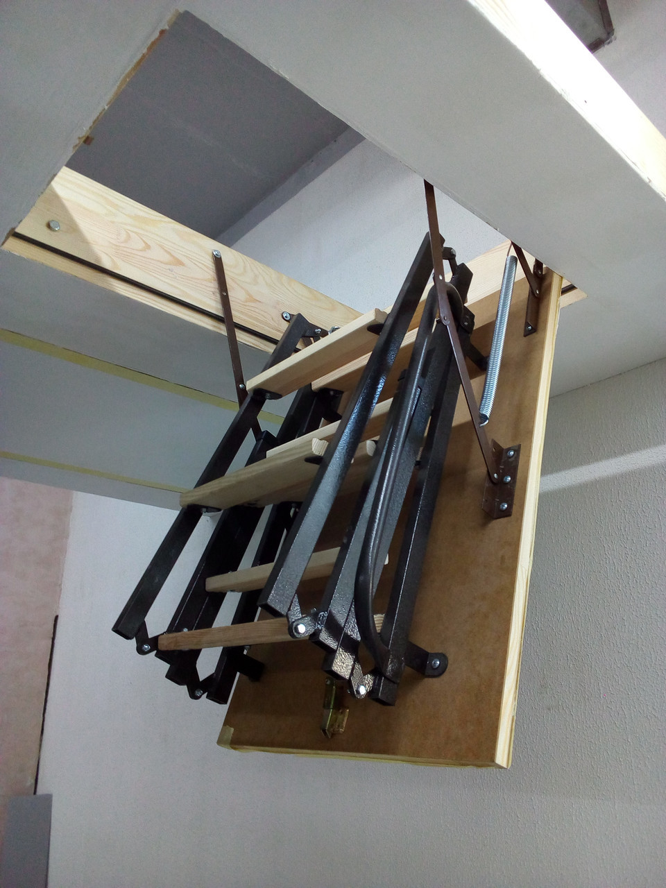 Чердачная лестница складная металлическая 85х70 мм
