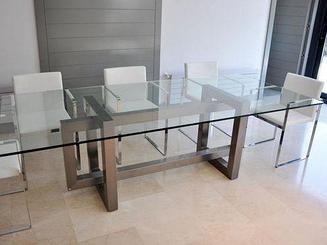 Стеклянный кухонный стол с металлическим основанием 