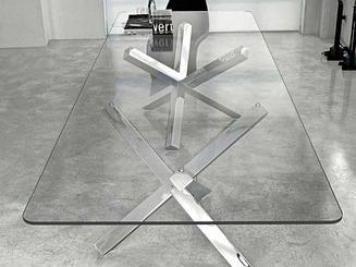 Стеклянный кухонный стол с металлическим основанием