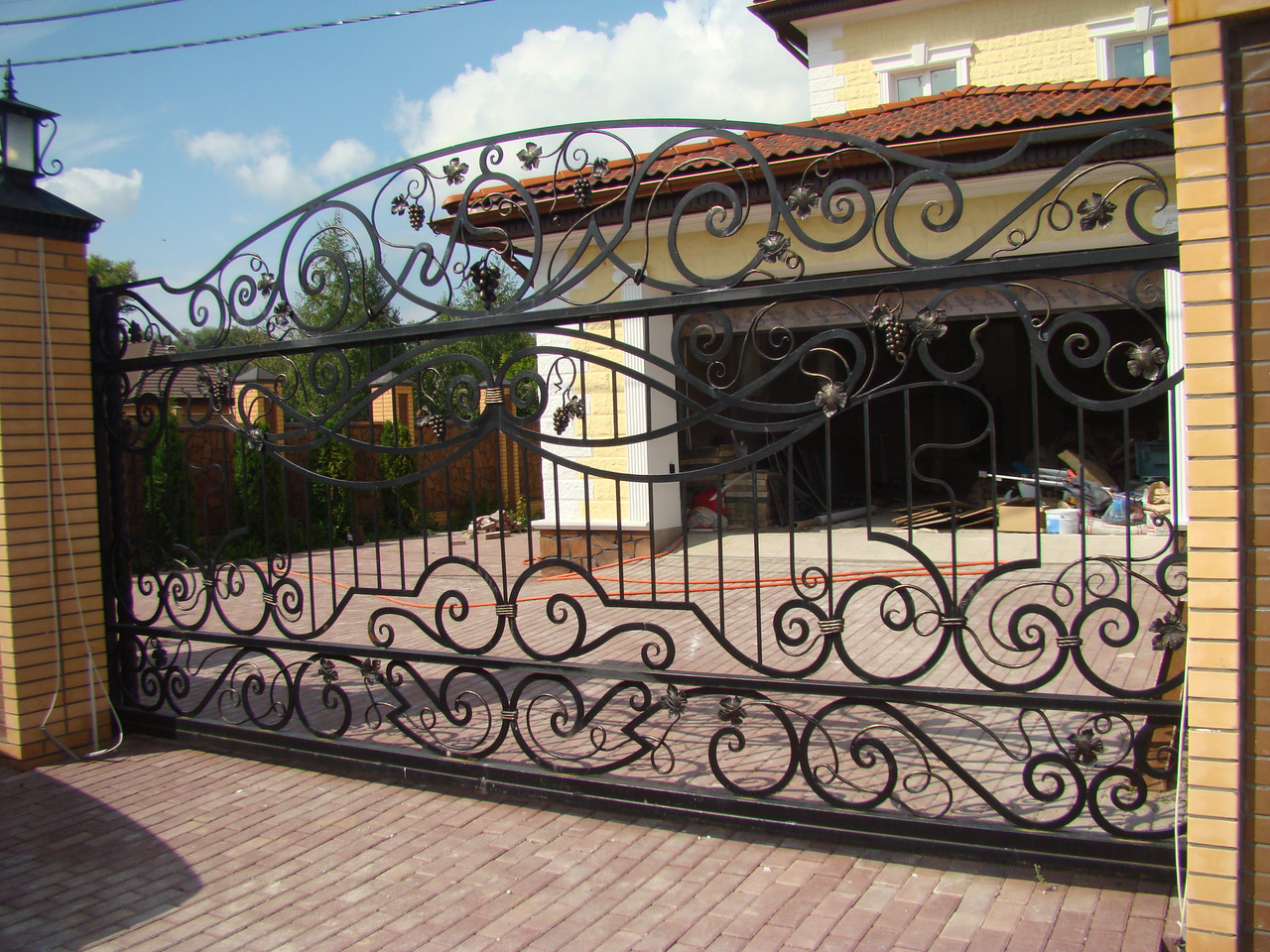 Кованые ворота с калиткой и ограждения для дома. - фото 1 - id-p99301974