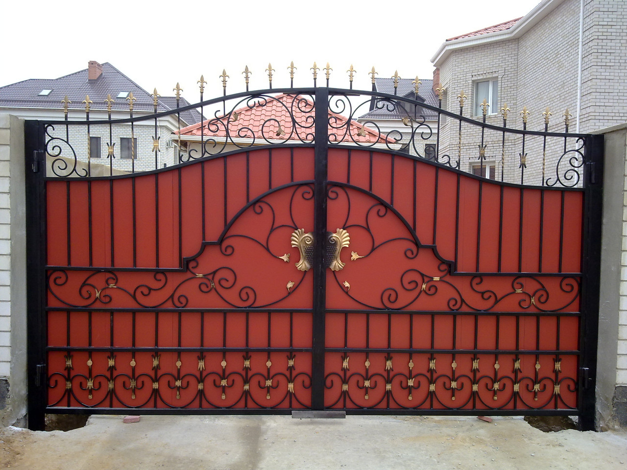 Кованые ворота сплошные с металлопрофилем. - фото 1 - id-p99301990