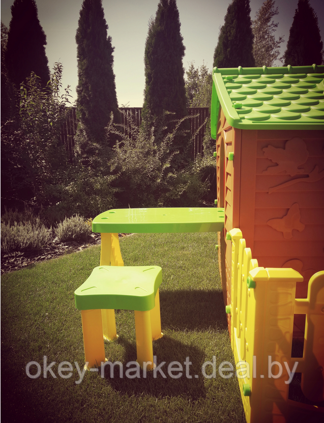 Детский игровой домик Mochtoys 11048 со столиком и забором - фото 7 - id-p42867466