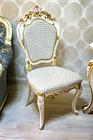 Для обивки стула применена мебельная ткань турецкого производства. Рисунок ткани очень хорошо подходит к строгому классическому стилю. За годы работы данная ткань показала свою отличную износостойкость и практичность. Она почти не пачкается.