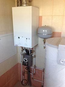 Настенный газовый котел Buderus U054-24кВт, одноконтурный с бойлером на 200л для нагрева горячей воды и отопления дома площадью 240 м.кв.