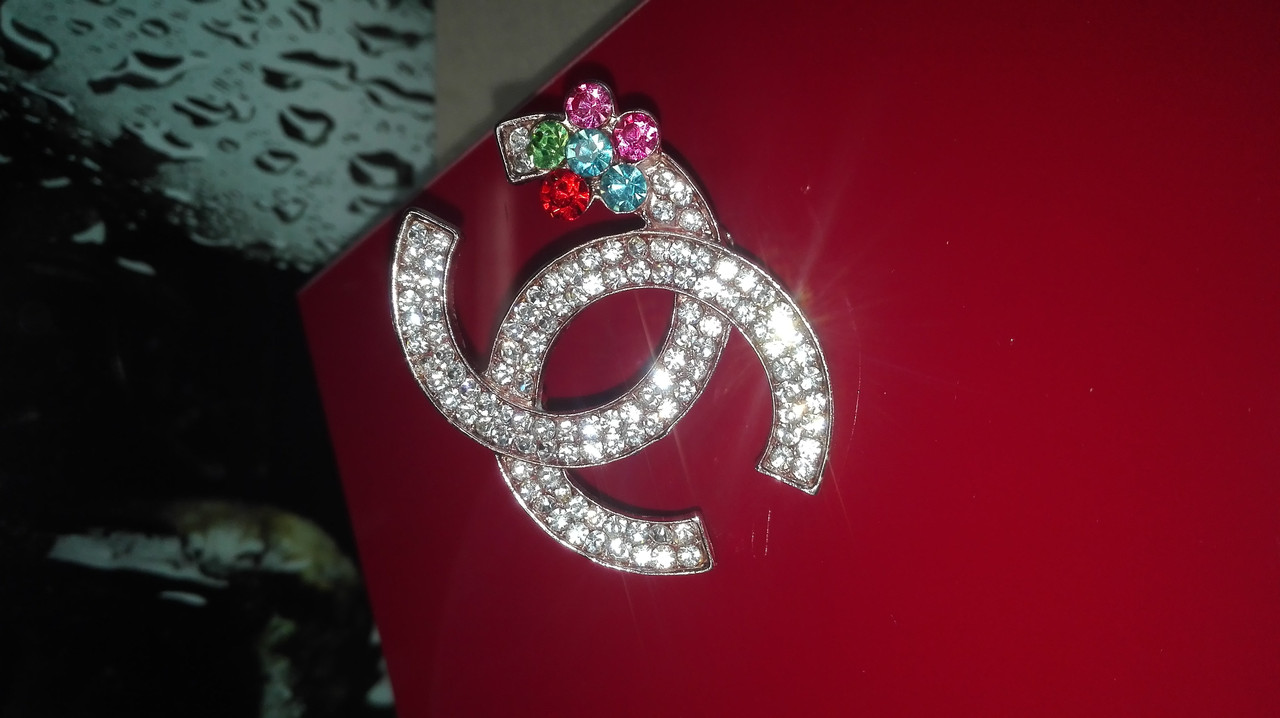 Элегантная брошь CHANEL