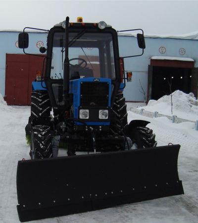 The dump a shovel for snow removal to the MTZ-80/82 tractors