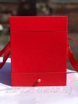 Квадратная с отделением для подарка 20х25,5 см , цвет красный.