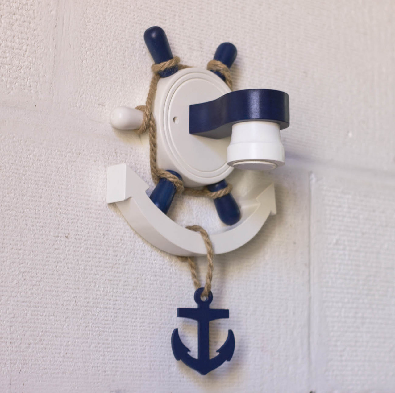 Настенный светильник с декором в морском стиле