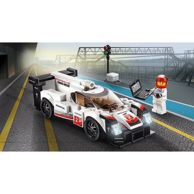 Размер Porsche 919 Hybrid составляет 5х15х6 см.