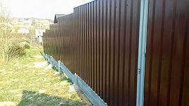 Забор из Профнастила с большим перепадом ландшафта 15