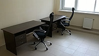 Набор офисной мебели для двух сотрудников. Столы Кресла