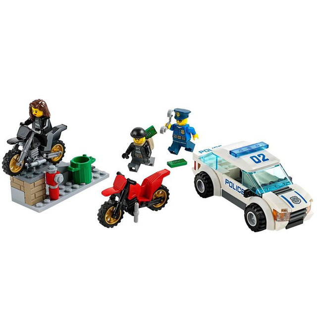 Из элементов набора можно собрать 2 мотоцикла, полицейскую машину и трамплин. 