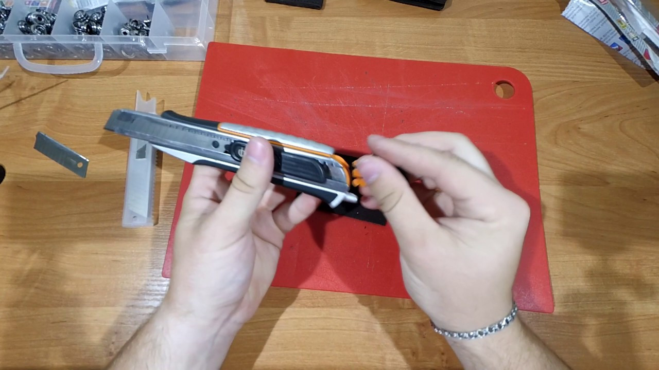 Канцелярский нож. Лезвия для маленького канцелярского ножа. Снятие лезвия скальпеля зажимом. Канцелярский нож починить. Как поменять лезвие ножа.