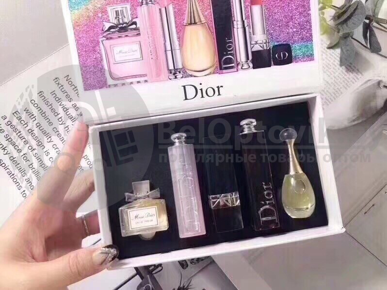 Подарочный набор Dior 5 в 1 (2 флакона духов, 2 оттенка помад, 1 объемный блеск для губ) - фото 5 - id-p93849469