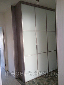 Встроенный шкаф с распашными дверьми из стекла лакобель