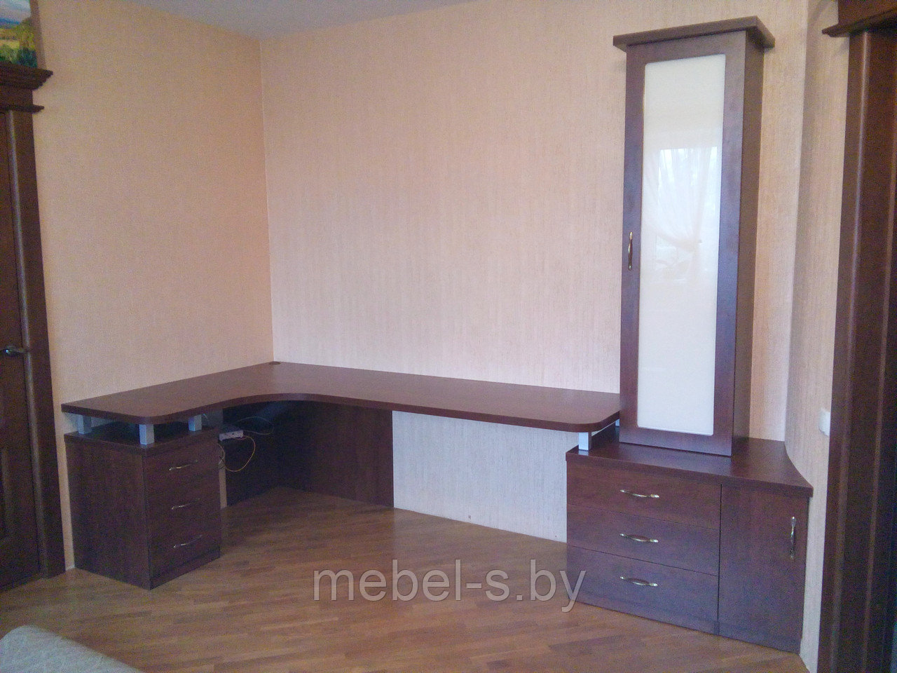 Стол угловой с пеналом