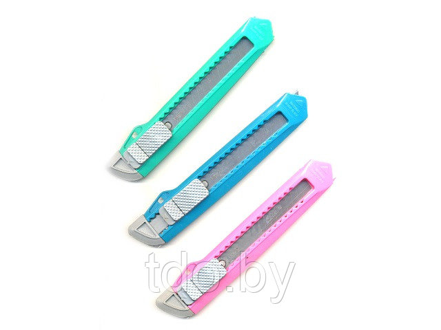 Нож канцелярский: цветной пластиковый держатель, ручной фиксатор длины лезвия, цвета в ассортименте /18 мм/