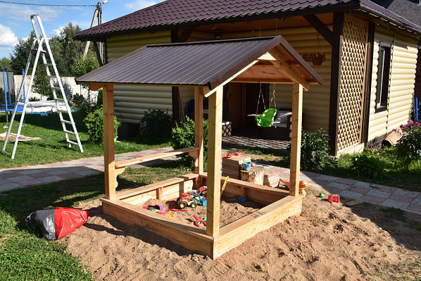 Детская песочница с крышей: фото идеи для дачи