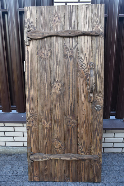 Ретро-двери под старину из дерева и металла